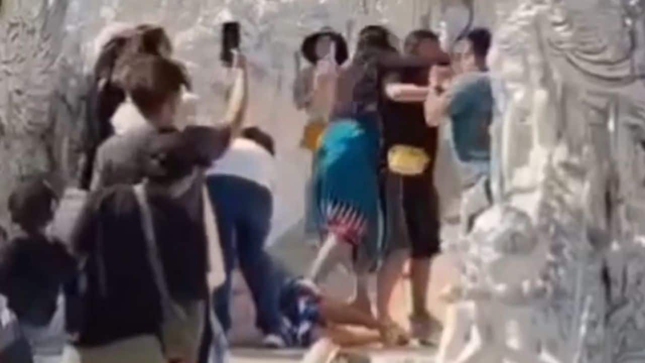 台湾游客与泰国夫妻在白庙冲突，因拍照大打出手