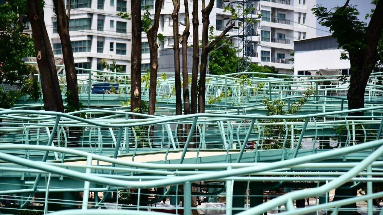 Bridge linking Lumpini and Benchakitti park